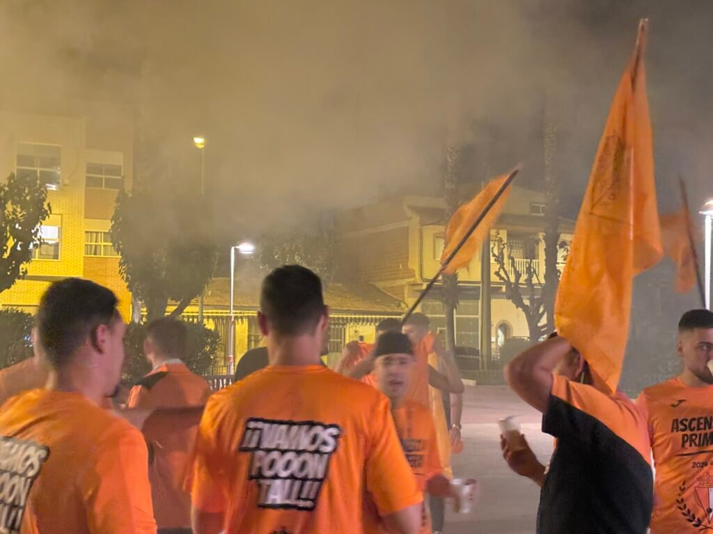 jugadores del cdk el puntal de celebración nocturna