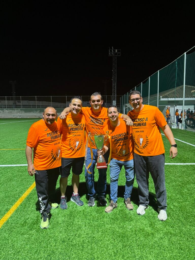 con la copa del ascenso a primera del cdk el puntal
