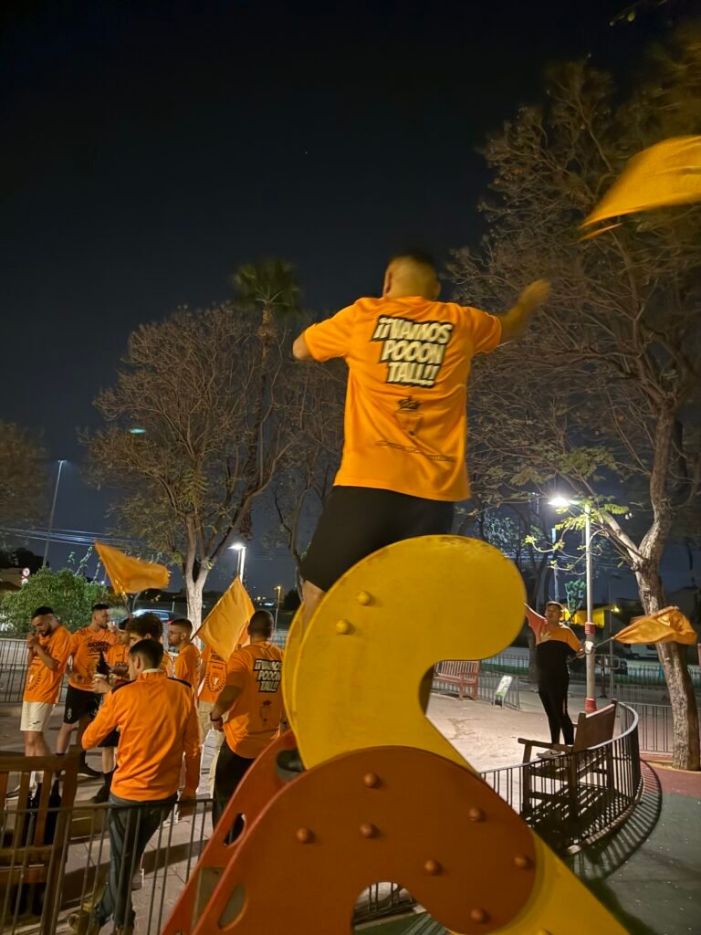 jugadores del cdk el puntal celebrando con banderas